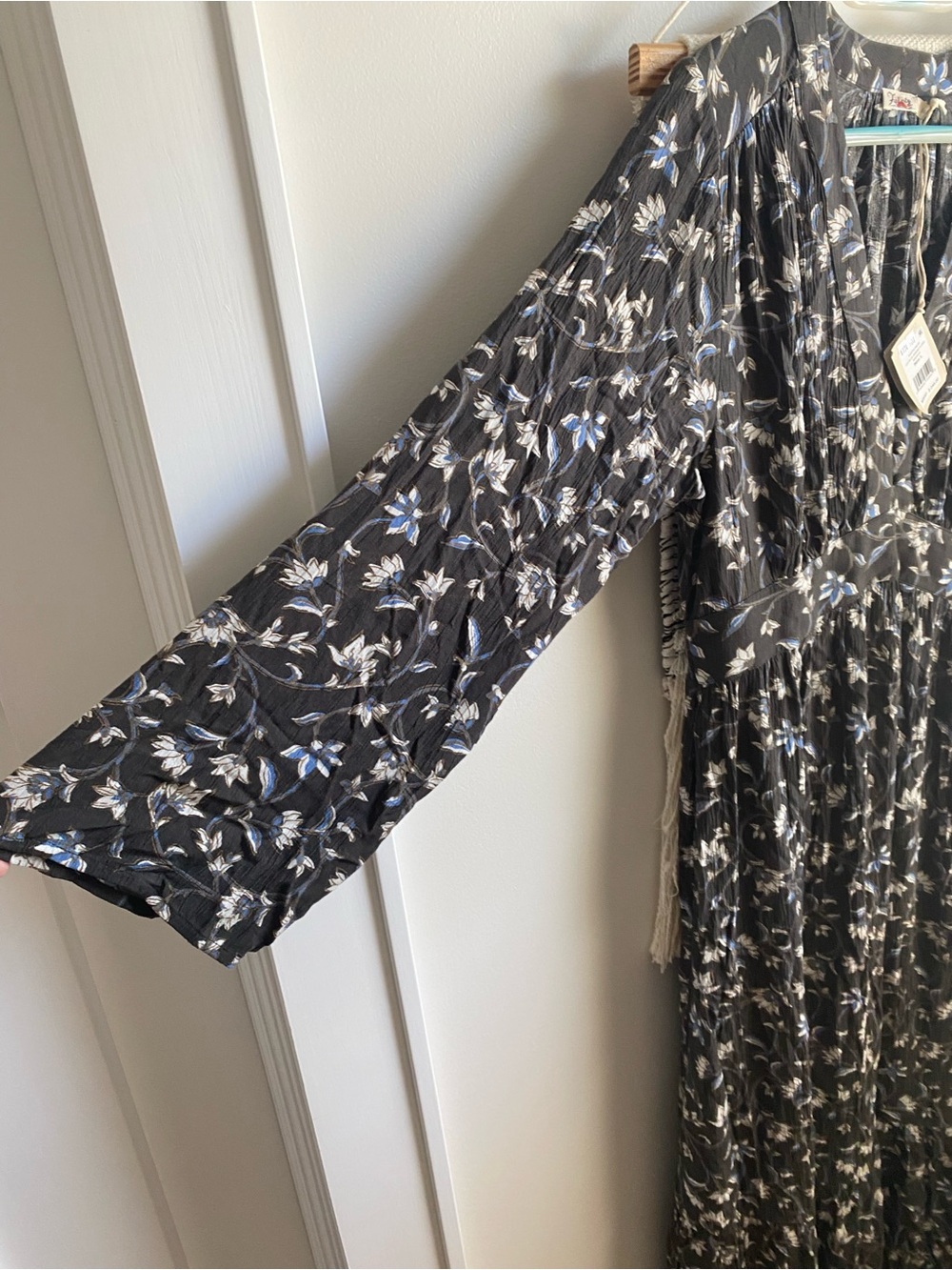 Faherty Floral V-Neck Long Sleeve Maxi Dress - Black Floral with pockets - Picture 4 of 4